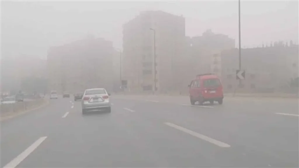 تحذير مروري.. ضباب كثيف يحجب الرؤية على الطرق السريعة صباح غدٍ الأربعاء